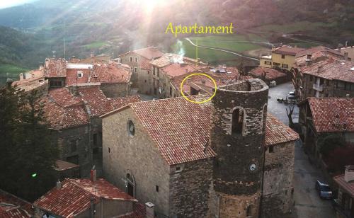 Pardines Apartment | Child-Friendly Retreat at Cal Dalmau Apartaments Átic