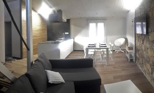 Pardines Apartment | Child-Friendly Retreat at Cal Dalmau Apartaments Átic