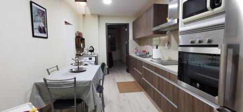 Vinebre Apartment | Cal Felico: Family-Friendly Retreat with Hot Tub & Breakfast