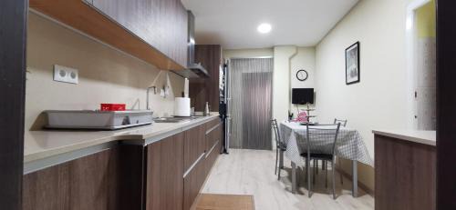 Vinebre Apartment | Cal Felico: Family-Friendly Retreat with Hot Tub & Breakfast