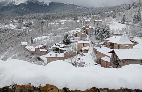 Cava Ski Chalet | Pet-Friendly Retreat at Cal Ferrer Habitatge Rural