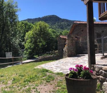 Villec Apartment | Cal Lluch: Guest Rated 9.4/10 & Pet-Friendly Retreat