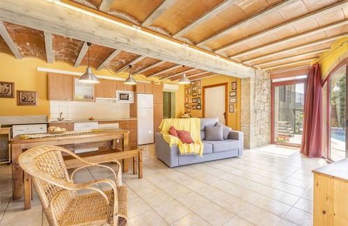Els Plans de Sio House | Cal Maso: Relaxing Retreat with Pool and Spa Amenities