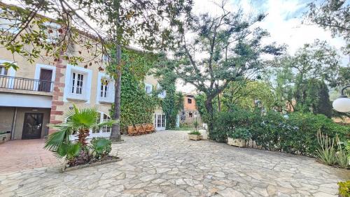 Vilanova d'Escornalbou Villa | Family-Friendly Retreat at Cal Peyrí for Memorable Getaways