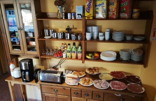 Ger House | Family-Friendly Cal Reus: Rated 9.2 with Breakfast Included