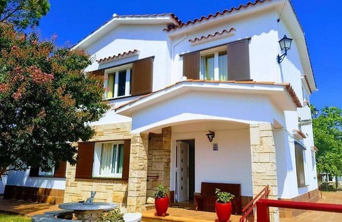Crespia Bed & Breakfast | Experience Cal Rusc: Pet-Friendly Rural Retreat with Ocean Views