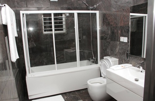 Calabar Hotel | Discover Calabar Harbour Resort SPA: Pool & Spa Retreat