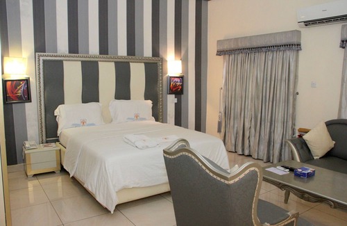 Calabar Hotel | Discover Calabar Harbour Resort SPA: Pool & Spa Retreat