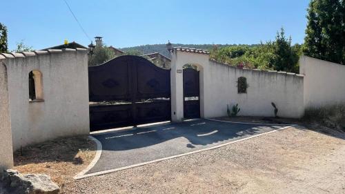 Cuges-les-Pins Apartment | Calanca Blu: Grand Apartment with Pool & Ocean View