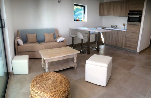 Bandol Apartment | Guest Rated 10/10: Calanques T2 with Oceanfront Amenities
