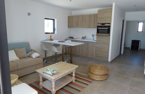 Bandol Apartment | Guest Rated 10/10: Calanques T2 with Oceanfront Amenities