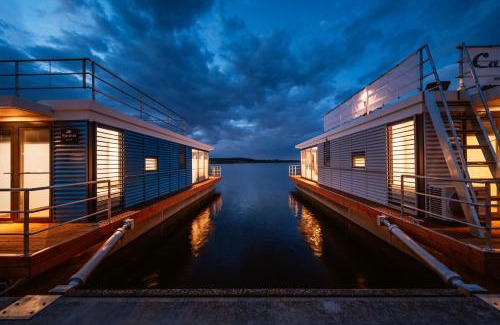 Mucheln Apartment | Oceanfront Oasis - Calanthe DAS HAUSBOOT with 9.3 Rating