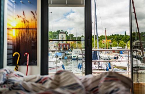 Mucheln Apartment | Oceanfront Oasis - Calanthe DAS HAUSBOOT with 9.3 Rating