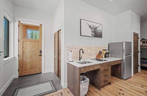 Sunriver Cabin | Caldera Studio with Bunks, Forest Views & Private Patio
