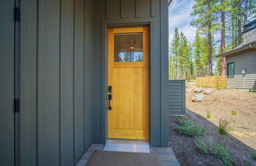 Sunriver Cabin | Caldera Studio with Bunks, Forest Views & Private Patio