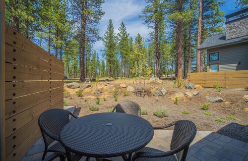Sunriver Cabin | Caldera Studio with Bunks, Forest Views & Private Patio