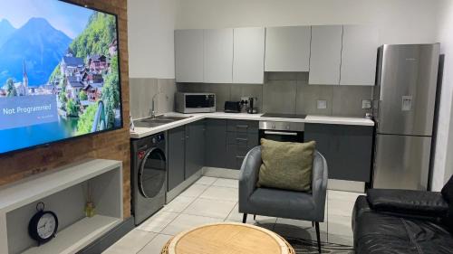 Menlo Park Apartment | Elegant CALDESMO Apartment - 4-Star Guest Favorite