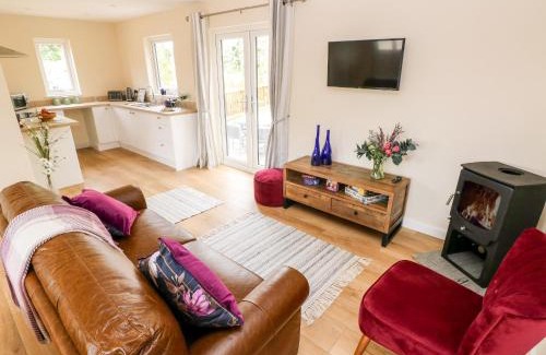 Jameston House | Inviting Caldey Lodge Bier Wood Lodges: Pet-Friendly Retreat