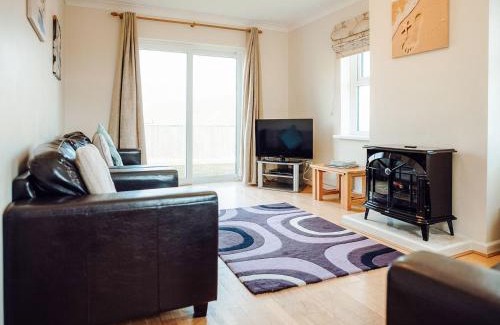 Lydstep House | Caldey View: Family-Friendly Retreat with Private Pool