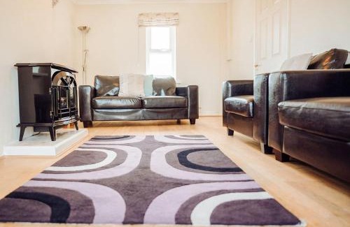 Lydstep House | Caldey View: Family-Friendly Retreat with Private Pool