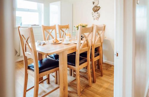 Lydstep House | Caldey View: Family-Friendly Retreat with Private Pool