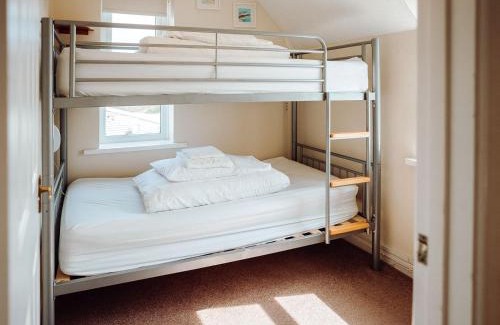 Lydstep House | Caldey View: Family-Friendly Retreat with Private Pool