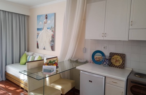 Atsipópoulon Apartment | Calergi 9: Top-Rated Apartment with Pool and Ocean View