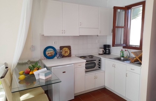 Atsipópoulon Apartment | Calergi 9: Top-Rated Apartment with Pool and Ocean View