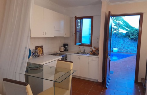 Atsipópoulon Apartment | Calergi 9: Top-Rated Apartment with Pool and Ocean View