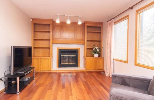 Hawkwood House | Comfortable Stay at Calgary Hawkwood with Family Amenities