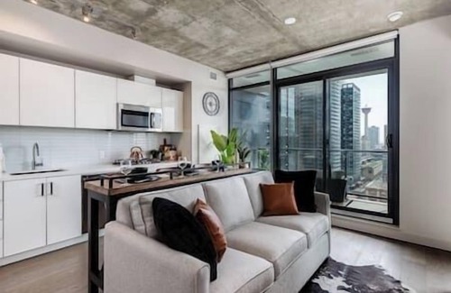 Connaught Apartment | Calgary Tower View | Mins to Saddledome| Pool |Gym