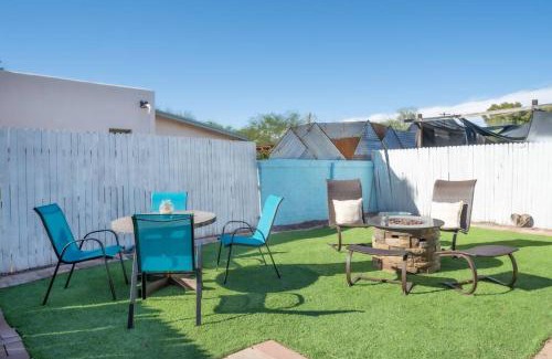 Blenman-Elm Apartment | Cali 2BR Getaway Firepit, Yard & Spring Charm