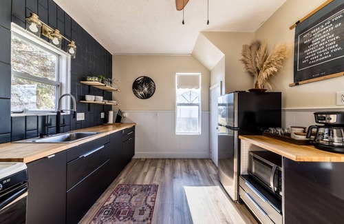 Shiloh House | Serene Cali Coast Retreat with Ocean View & Family Amenities