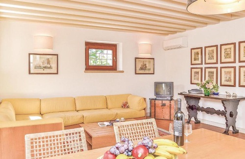 Colognola ai Colli Apartment | Calicanto 5 A: Family-Friendly Hotel with Inviting Pool