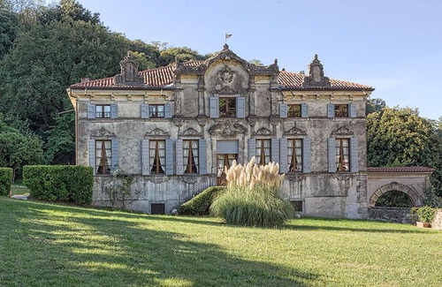 Colognola ai Colli Apartment | Calicanto 5 A: Family-Friendly Hotel with Inviting Pool