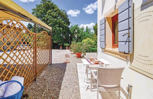Colognola ai Colli Apartment | Calicanto 5 A: Family-Friendly Hotel with Inviting Pool