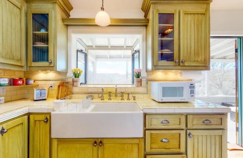 Weldon House | Mountain Retreat: Family-Friendly Getaway in California