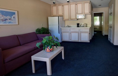 Calipatria Hotel | Comfortable Stay at Calipatria Inn with Spa & Breakfast