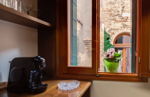 Cannaregio Apartment | Inviting Calle del Forno Apartment with Spa and Breakfast
