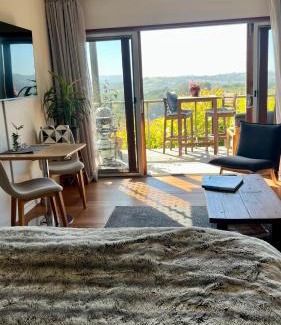 Bangalow Cabin | Scenic Callemondah Studio: Breathtaking Views & Family Friendly