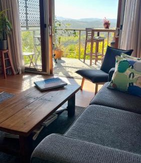 Bangalow Cabin | Scenic Callemondah Studio: Breathtaking Views & Family Friendly