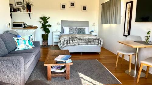 Bangalow Cabin | Scenic Callemondah Studio: Breathtaking Views & Family Friendly