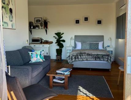 Bangalow Cabin | Scenic Callemondah Studio: Breathtaking Views & Family Friendly