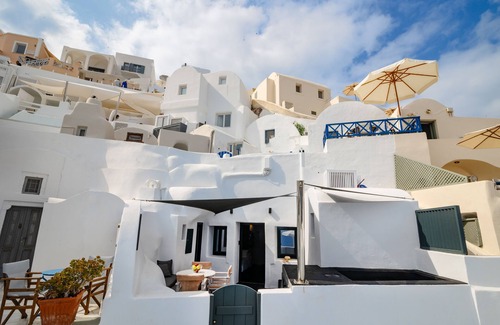 Oia House | Exquisite Callista Villa with Private Pool & Spa Amenities