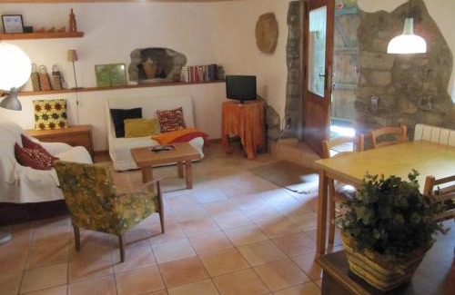 Travesseres Apartment | Discover Callliuret: Family & Pet Friendly Retreat