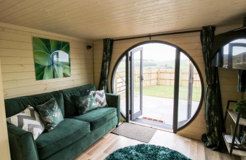Kingswood House | Unforgettable Stay at Callow Pod - 4-Star & Child Friendly