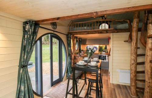 Kingswood House | Unforgettable Stay at Callow Pod - 4-Star & Child Friendly