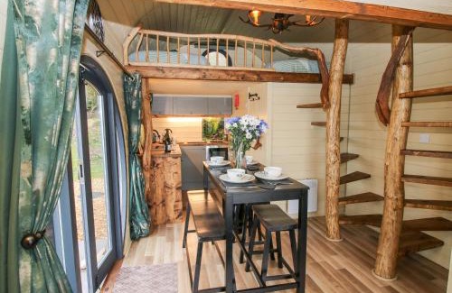 Kingswood House | Unforgettable Stay at Callow Pod - 4-Star & Child Friendly