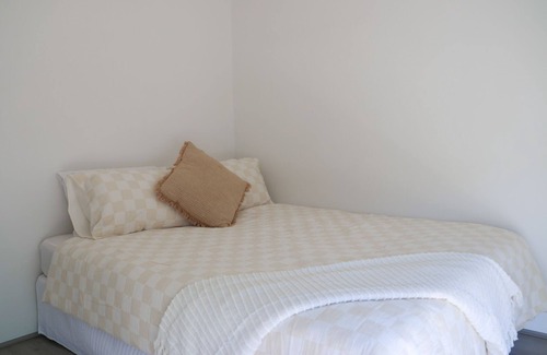 Coolbellup House | Relaxing Home Near Fremantle with Breakfast & Family Amenities