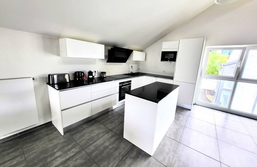 Eischen Apartment | Modern Penthouse Retreat - Pet & Child Friendly Stay